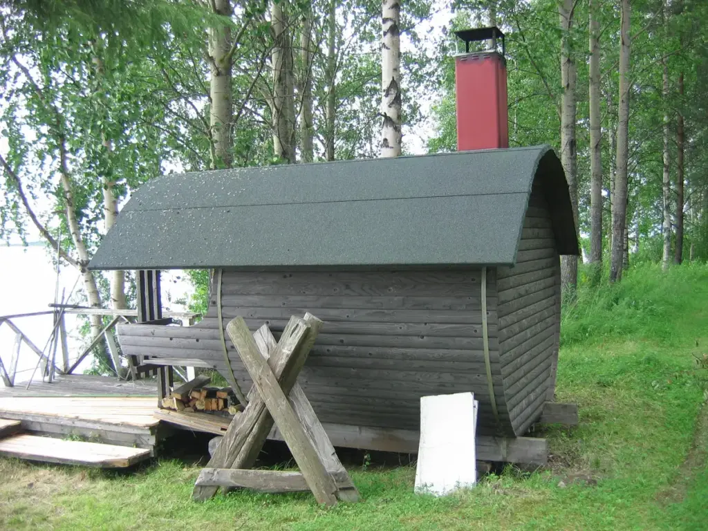 Fasssauna im Garten – gewölbte Holzsauna