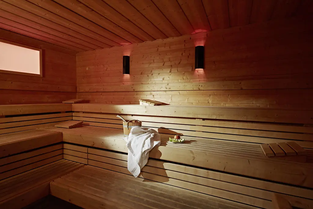 Innenansicht einer Fasssauna aus Holz mit Bänken