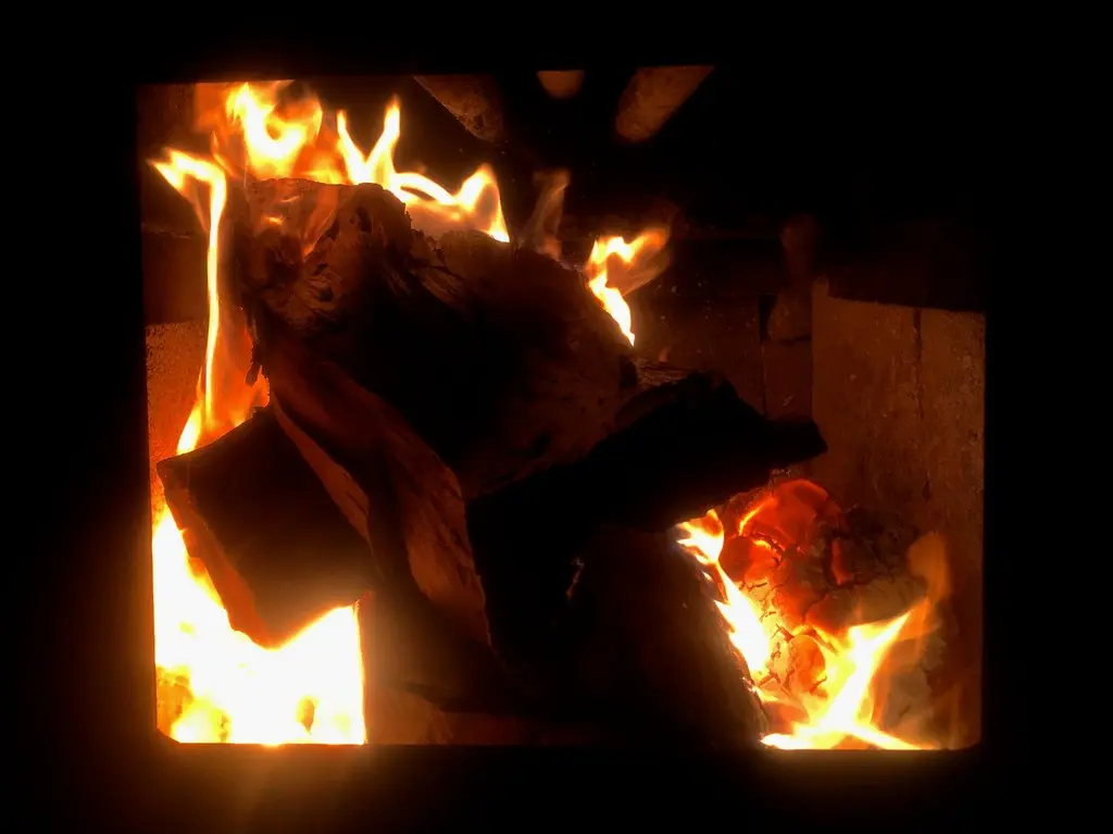 Feuer in einem Sauna-Holzofen
